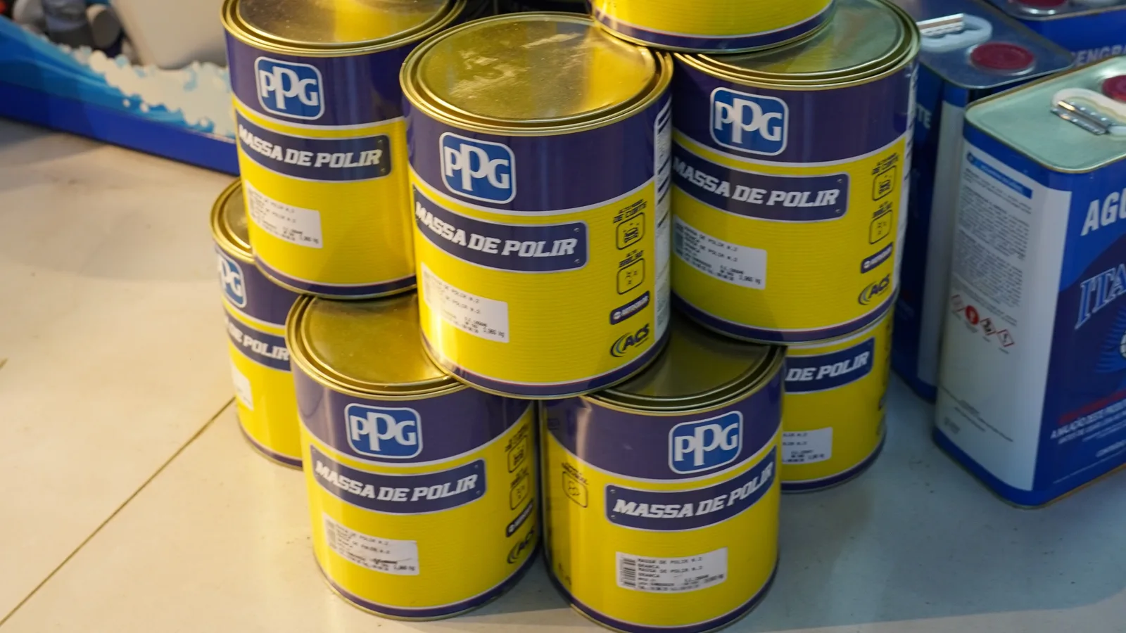 Interior da loja Náutica Color com prateleiras de produtos náuticos