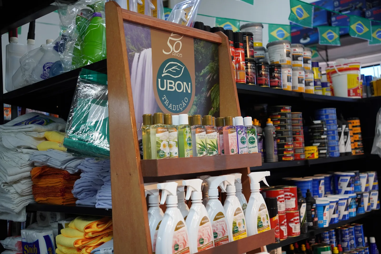 Exposição de produtos para manutenção de embarcações na Náutica Color