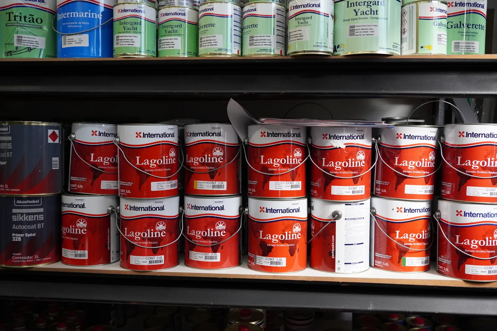 Estoque variado de produtos náuticos na loja Náutica Color