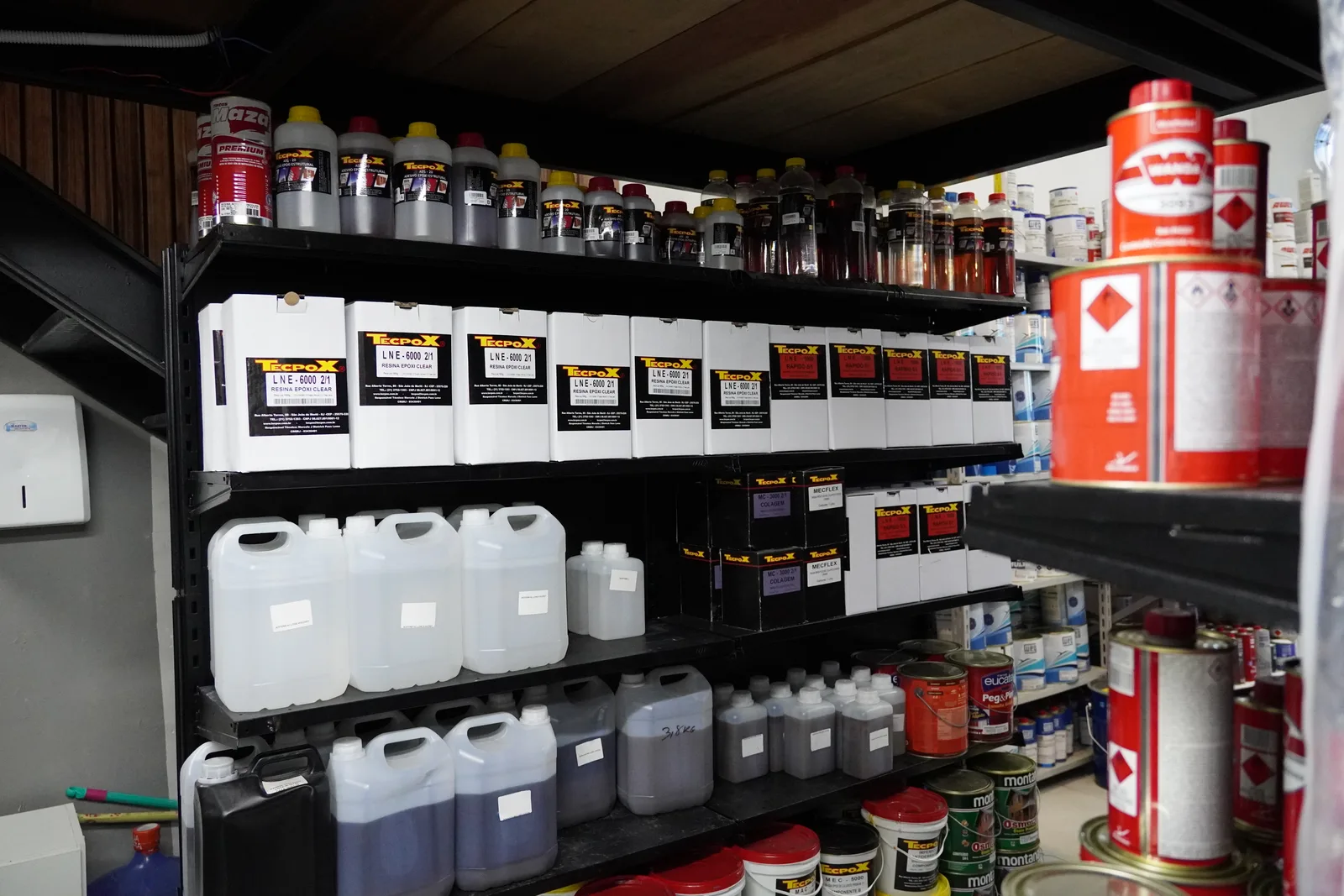 Ambiente interno da Náutica Color com linha profissional de produtos